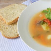 Літній суп з овочами на бульйоні яловичини