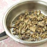 Листковий салат з куркою, грибами і волоським горіхом
