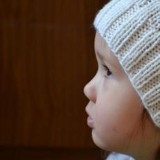 Как да плета шапка за момиче на игли за плетене - изборът на прежда, модели и описание за начинаещи