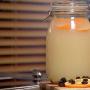 Lëngu i thuprës në shtëpi: i ruajtur në kavanoza me limon