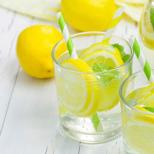 Uji me limon: përfitime dhe dëmtime, përdorni për humbje peshe në stomak bosh
