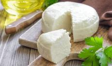 Da li je moguće jesti sir dok gubite kilograme i kako napraviti dijetni meni sa sirom?