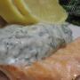 Salmon me salcë të lartë dhe perime.