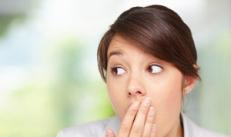 Miros inacceptabil din gură la maturitate sau halitoză: cauze și opțiuni de tratament Mirosul din gură la o femeie