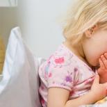 Сильний кашель у дитини вночі: що робити