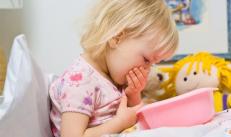 Сильний кашель у дитини вночі: що робити